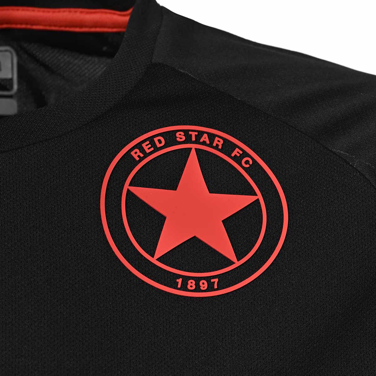 Estrella negra sobre camiseta roja